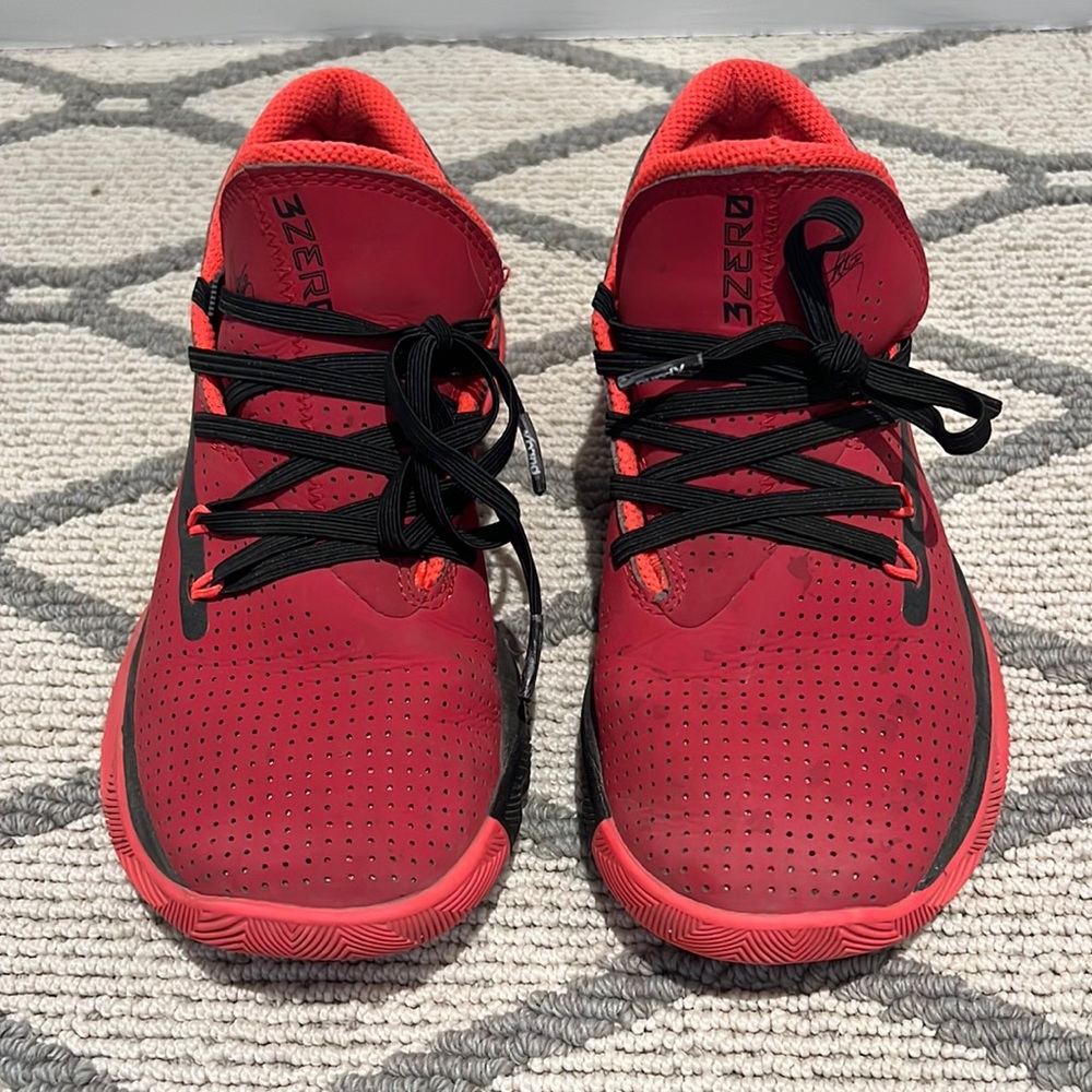 Under armour boys runners size 4